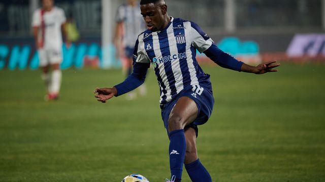 El colombiano Luis Angulo se iría a Peñarol de Montevideo para jugar Copa Libertadores. Pero también lo quiere el Athlético Parananese.