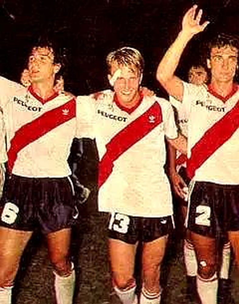 Jugó en la primera de River, hizo un hit cumbiero, pasó por un reality y ahora brilla en la cocina.