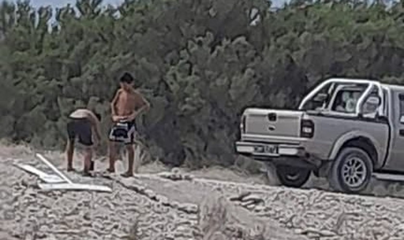 Claromecó: dos primos de 12 y 11 años construyeron una bajada solidaria en el Pozo Alonso para facilitar el acceso a la playa
