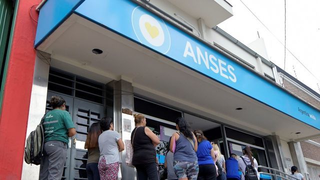Salario Mínimo, Vital y Móvil en febrero 2026: cuánto aumenta y qué pasa con los planes de ANSES.