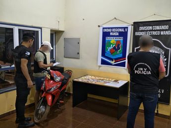 Demoraron a un adolescente en Wanda con cocaína fraccionada para la venta y una moto robada