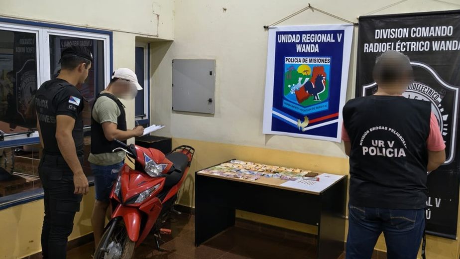 Demoraron a un adolescente en Wanda con cocaína fraccionada para la venta y una moto robada