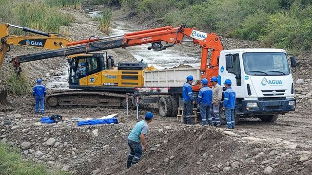 Agua Potable de Jujuy repara un acueducto en Río Blanco.