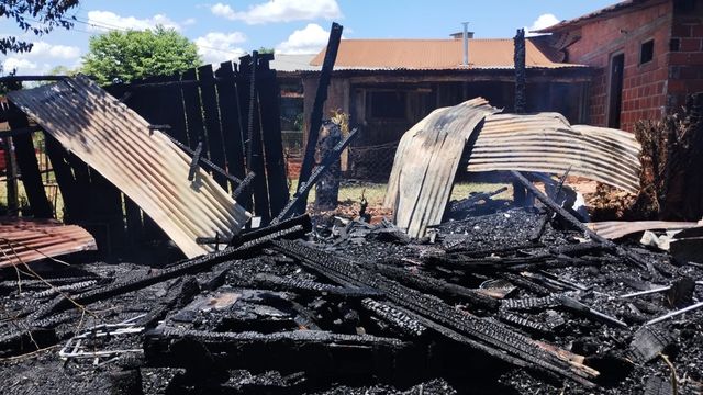 Tragedia en Garuhapé: un joven murió en un incendio que destruyó por completo una vivienda.