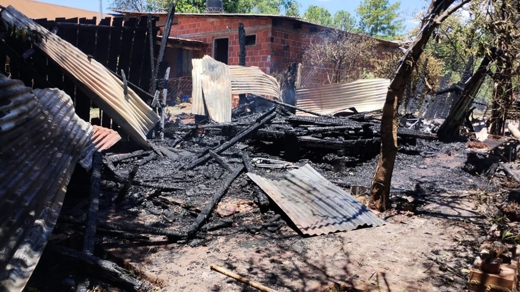 Tragedia en Garuhapé: un joven murió en un incendio que destruyó por completo una vivienda.