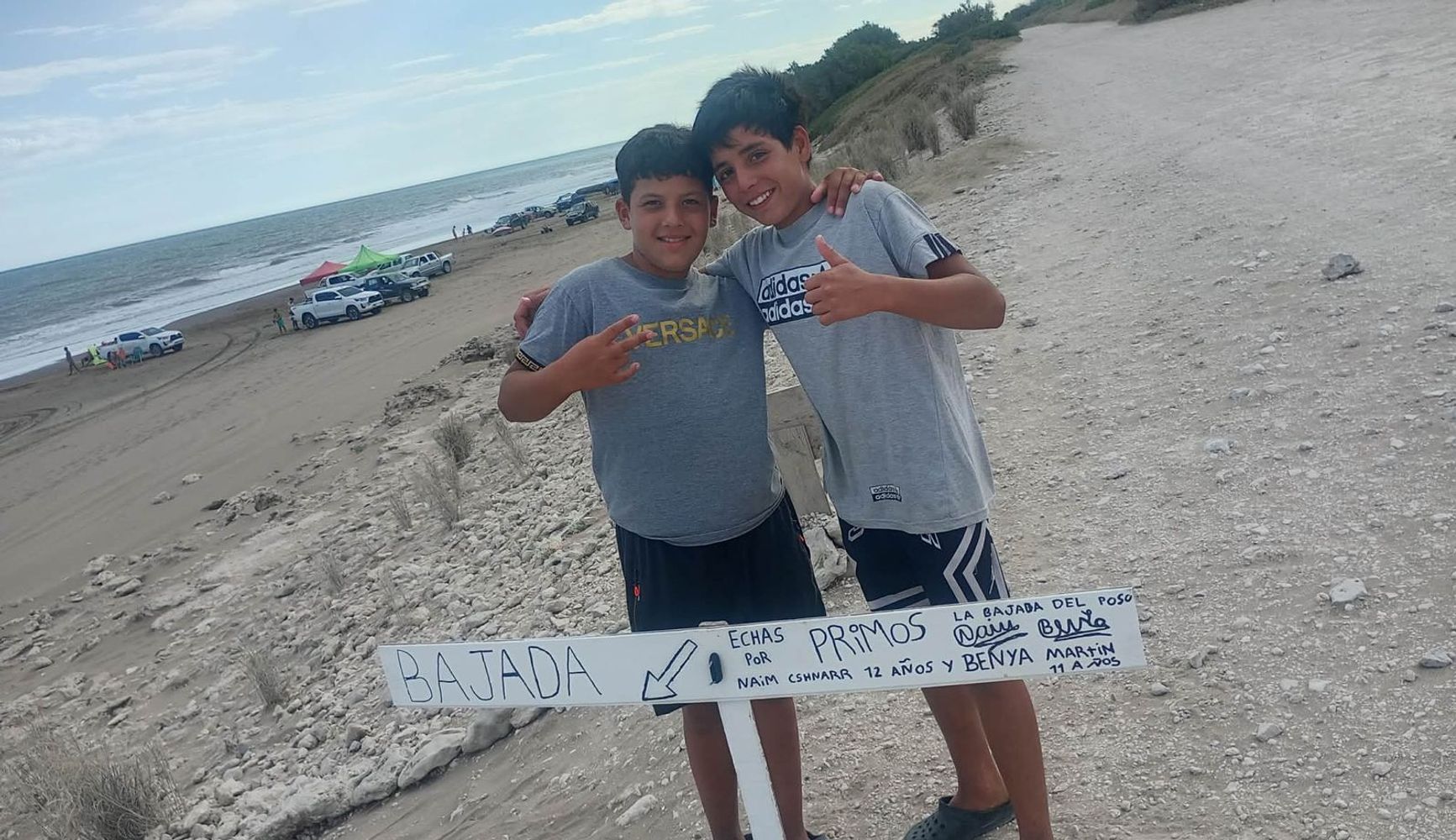Claromecó: dos primos de 12 y 11 años construyeron una bajada solidaria en el Pozo Alonso para facilitar el acceso a la playa