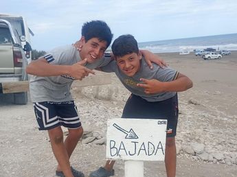 Claromecó: dos primos de 12 y 11 años construyeron una bajada solidaria en el Pozo Alonso para facilitar el acceso a la playa