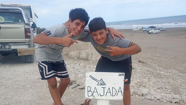 Claromecó: dos primos de 12 y 11 años construyeron una bajada solidaria en el Pozo Alonso para facilitar el acceso a la playa