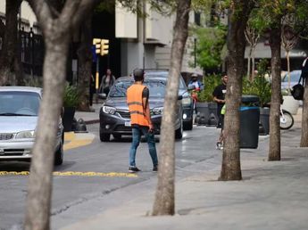 Es oficial: Córdoba prohíbe a los limpiavidrios y regula a los “naranjitas”
