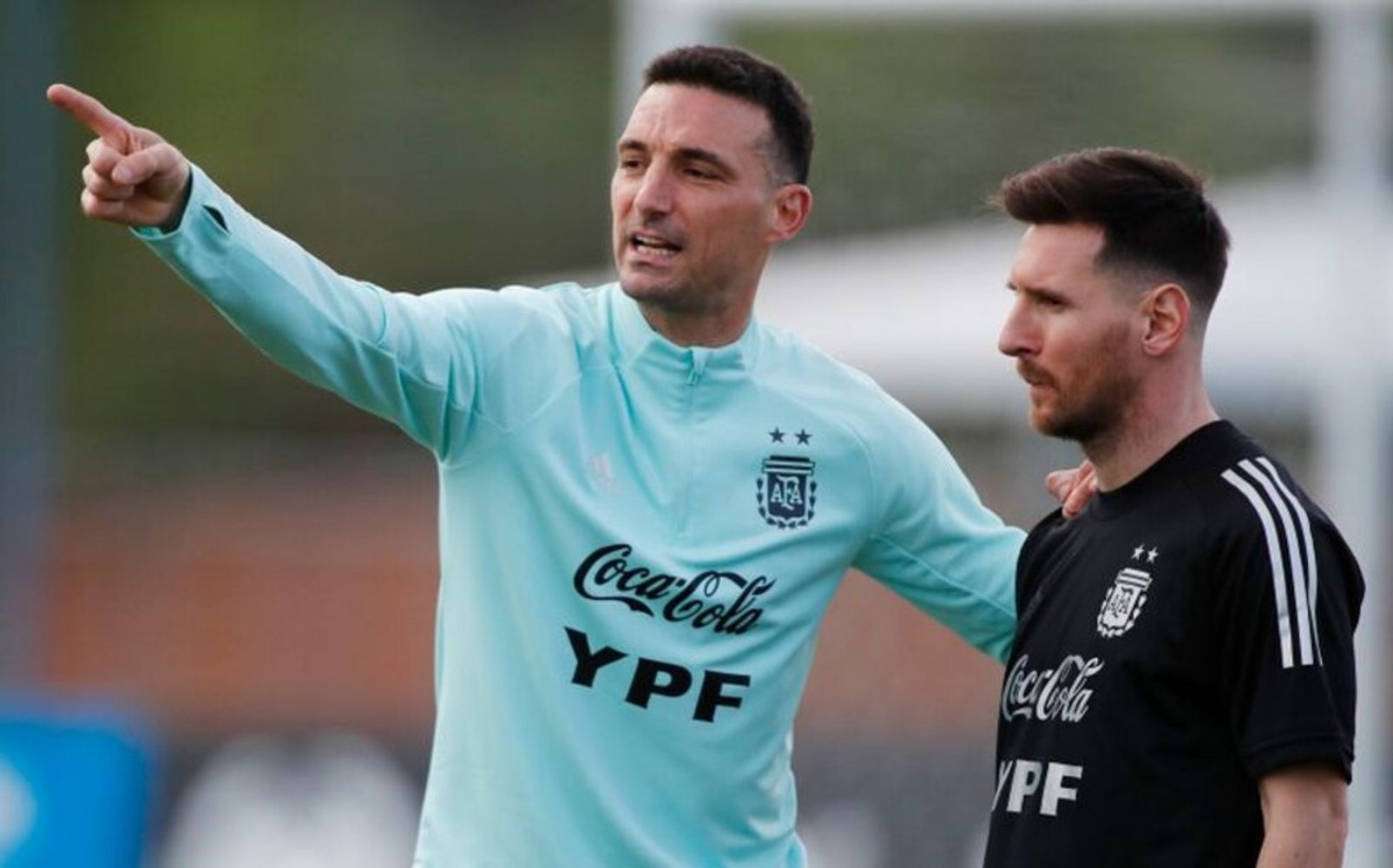 Scaloni y Messi.