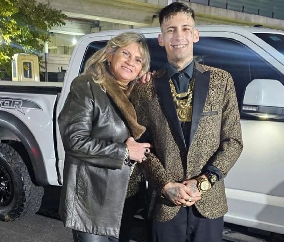 L-Gante junto a su madre, Claudia Valenzuela.