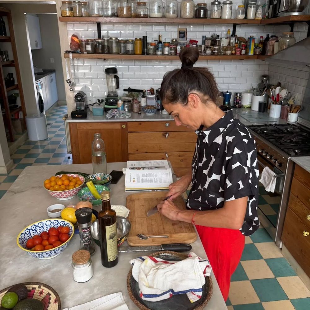 Juana Viale cocinando una ensalada fresca para el verano.