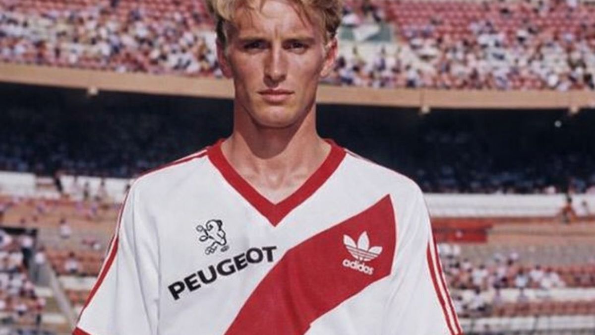 Jugó en la primera de River, hizo un hit cumbiero, pasó por un reality y ahora brilla en la cocina