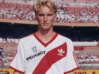 Jugó en la primera de River, hizo un hit cumbiero, pasó por un reality y ahora brilla en la cocina