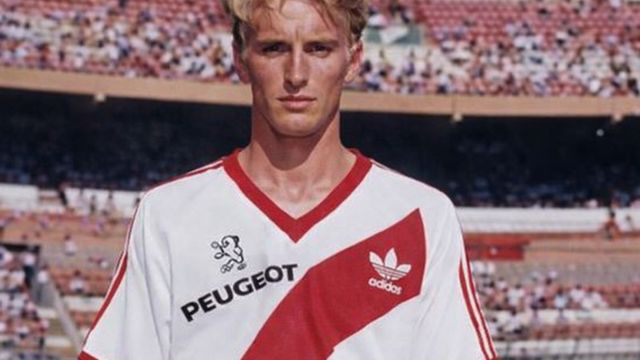 Jugó en la primera de River, hizo un hit cumbiero, pasó por un reality y ahora brilla en la cocina.