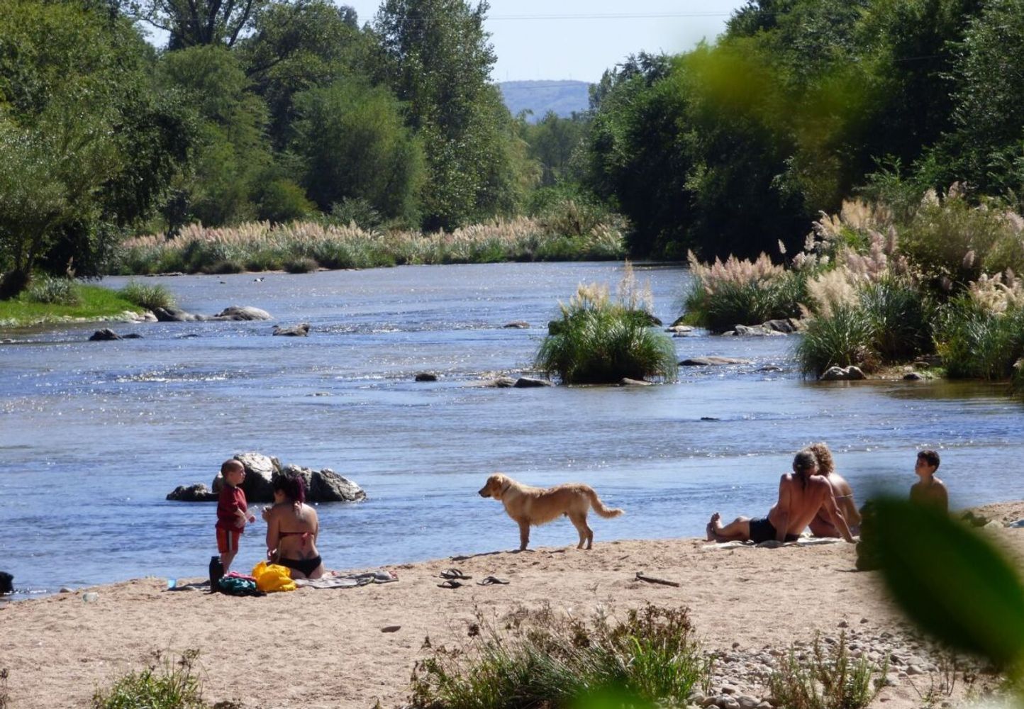 Ríos cercanos a la ciudad para escapar del calor.