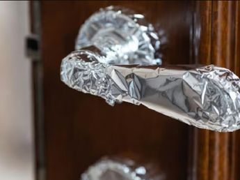 Por qué recomiendan colocar papel aluminio en los picaportes de las puertas antes de mudarte