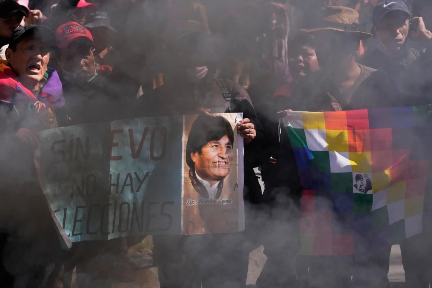 Simpatizantes sostienen un cartel con la imagen del expresidente Evo Morales y un mensaje que dice “Sin Evo, no hay elecciones”, durante una protesta el jueves 29 de mayo de 2025 en La Paz, que exigía su candidatura a los comicios presidenciales del año pasado.