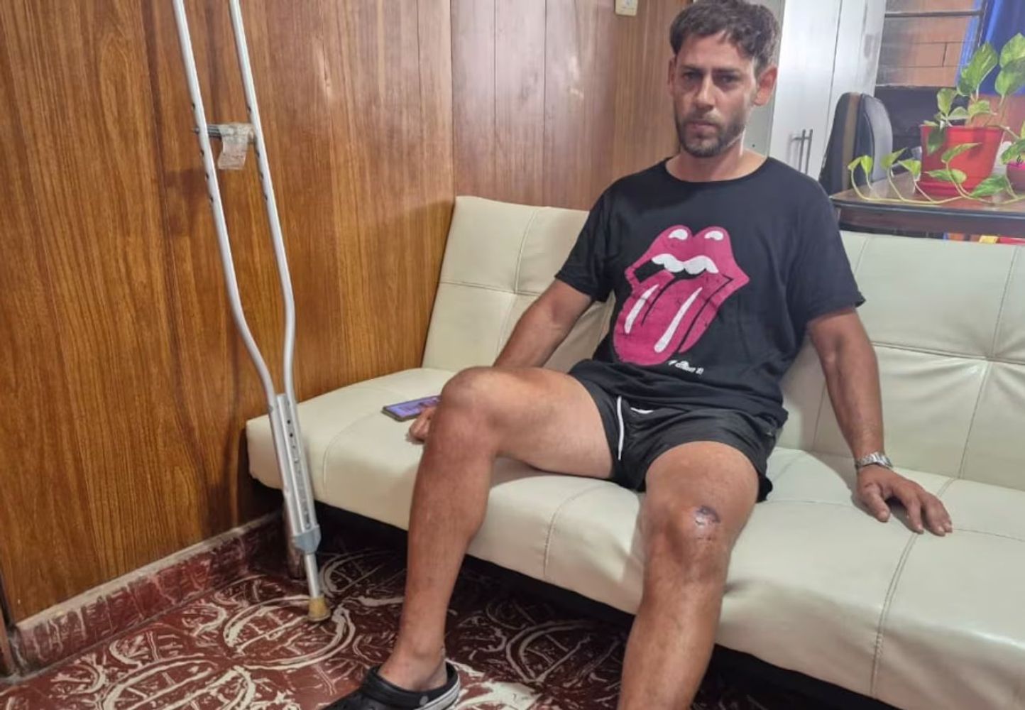 Huyó de un control y chocó a un repartidor.