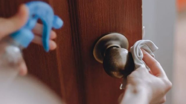 El truco casero permite renovar puertas y darles un aspecto como recién pintadas sin gastar en pintura.
