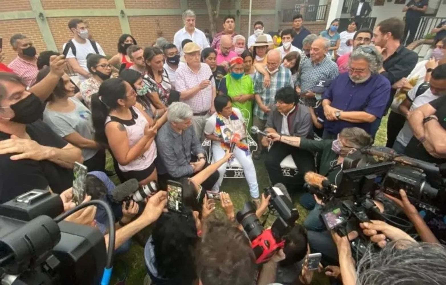 Mientras cumplía prisión domiciliaria en Jujuy, la dirigente Milagro Sala recibió la visita del expresidente boliviano Evo Morales.
