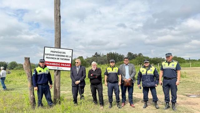 Quienes no acrediten escritura deberán restituir la porción ocupada, según se informó.