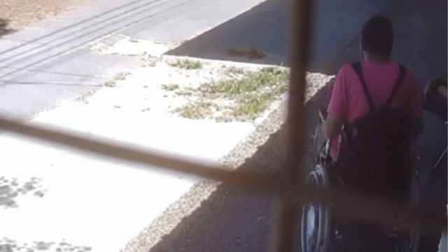 Violencia a un hombre en silla de ruedas.