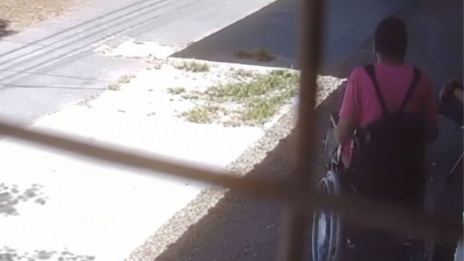 Quedó filmado: discutió con un hombre en silla de ruedas, lo insultó y le pegó una trompada