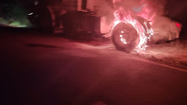 Controlaron el incendio de un camión sobre la Ruta Nacional 101 en Piñalito Norte.