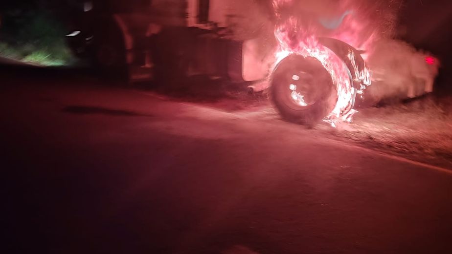 Controlaron el incendio de un camión sobre la Ruta Nacional 101 en Piñalito Norte