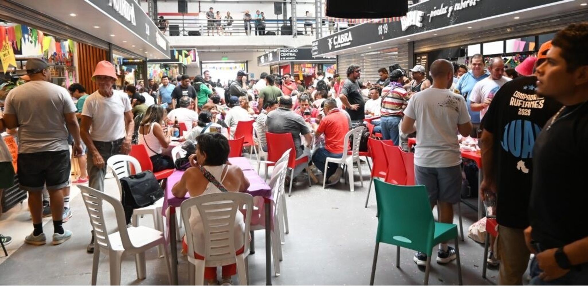 Los locales gastronómicos del mercado ofrecieron "diferentes combos de comidas y bebidas a precios accesibles para que todos puedan celebrar" el Jueves de Compadres, dijo Alba Ortiz.