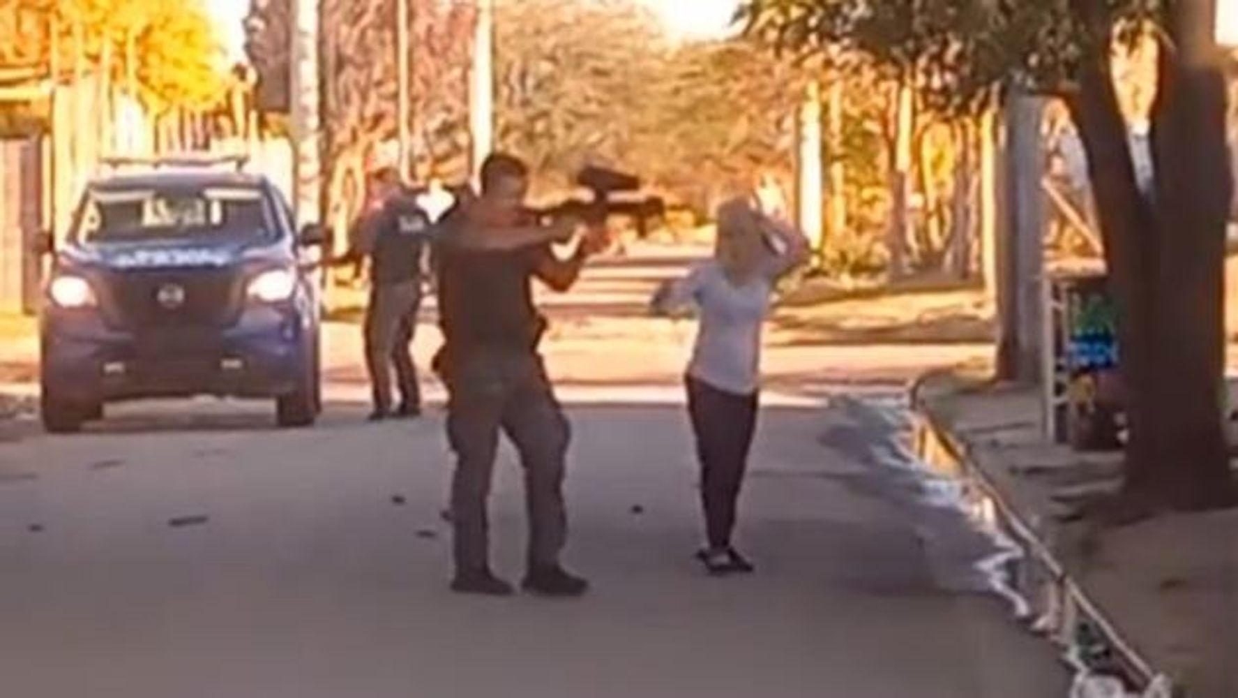 El momento en el cual el policía disparó en barrio Zepa.