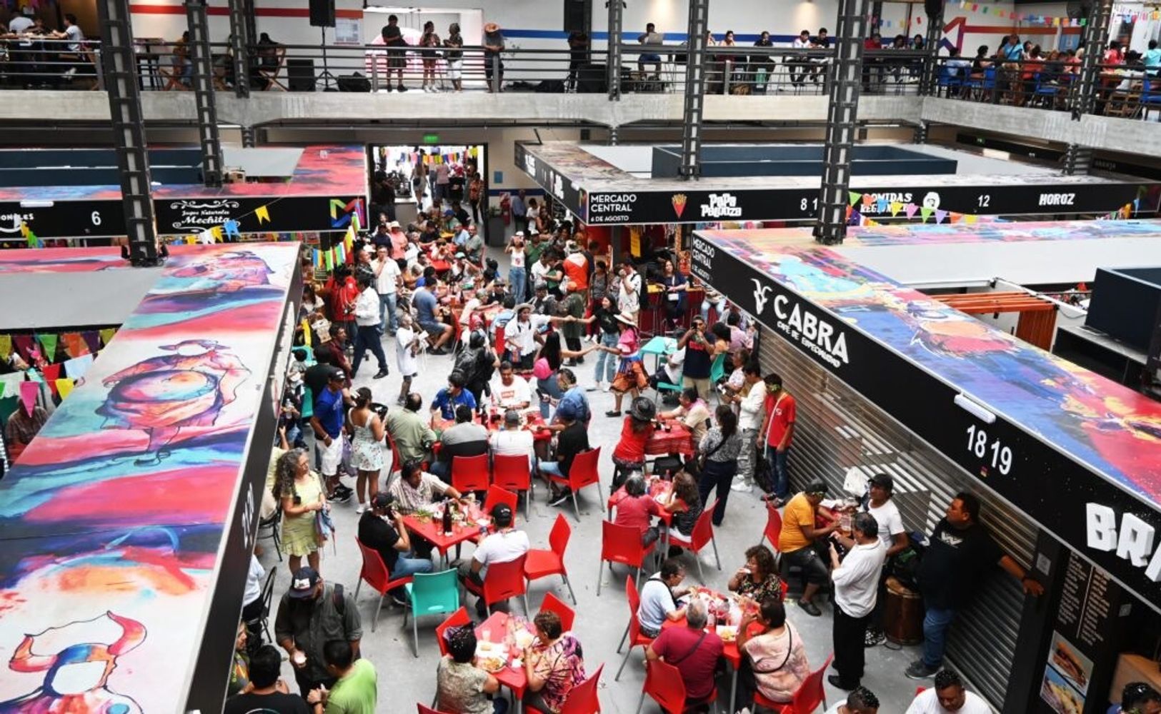 Música, baile, tradiciones y confraternidad caracterizaron la celebración de este Jueves de Compadres en el Mercado Municipal “6 de Agosto”.