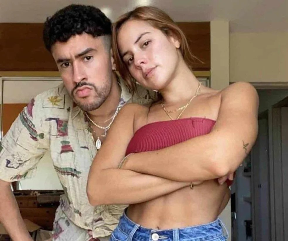 En la gala de los Grammy, Bad Bunny lució un anillo de oro en su dedo anular. Muchos fans y medios aseguran que se comprometieron en secreto.