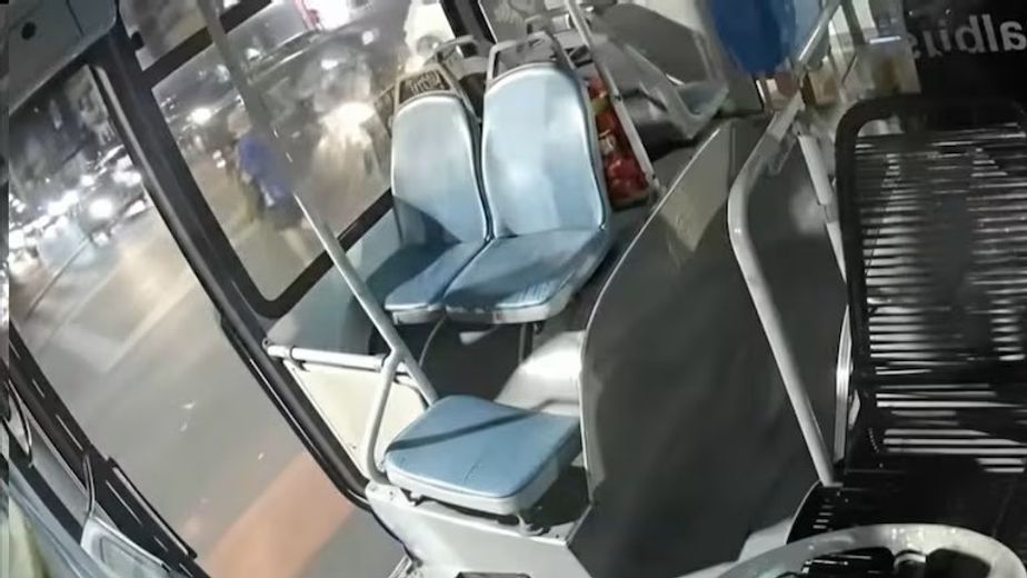 Violenta pelea en un colectivo: un chofer y un pasajero se enfrentaron y quedó todo grabado