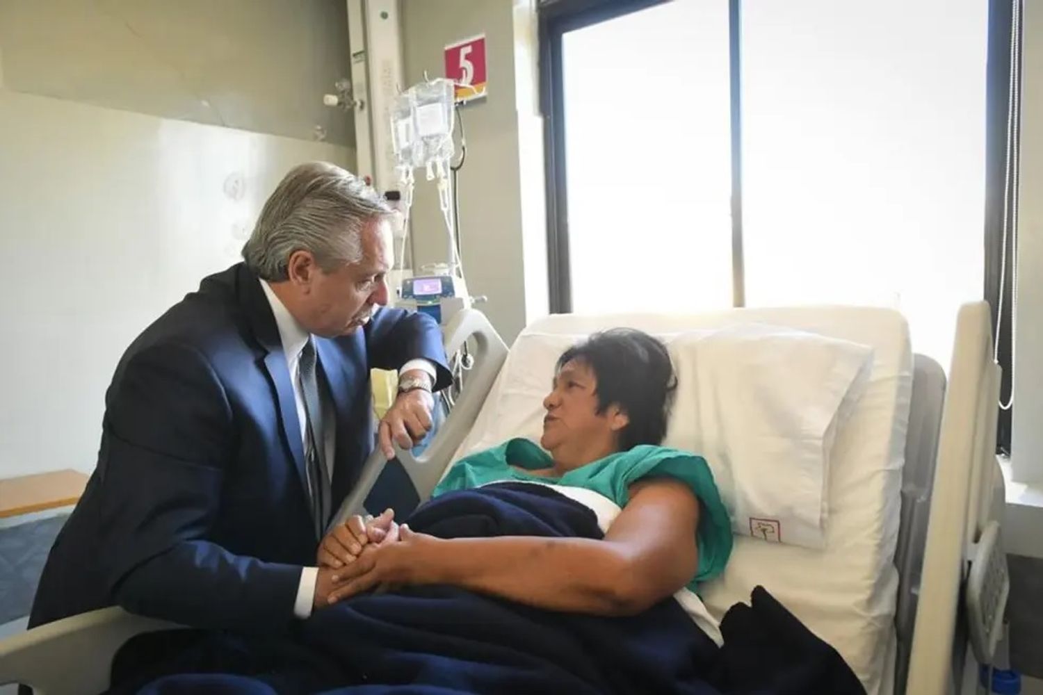 Una fuerte controversia se desató en el país cuando en julio de 2022 el entonces presidente Alberto Fernández visitó a Milagro Sala, que estaba internada en el sanatorio Los Lapachos de San Salvador de Jujuy a raíz de una trombosis que le provocó edema generalizado y obstrucción venosa.