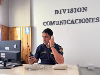 Un policía evitó una tragedia guiando maniobras de auxilio por teléfono