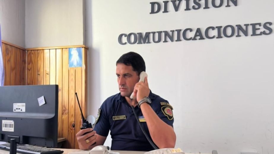 Un policía evitó una tragedia guiando maniobras de auxilio por teléfono