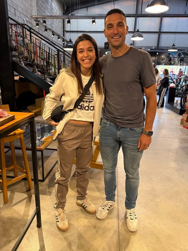 Euge Quevedo y Lionel Scaloni se cruzaron en un taller de bicicletas de Córdoba.