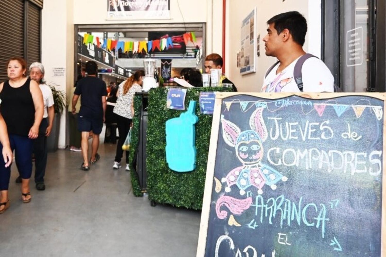 A la mañana temprano una pizarra colocada en uno de los accesos al edificio ya anunciaba el festejo del mediodía en el Mercado Municipal “6 de Agosto”.