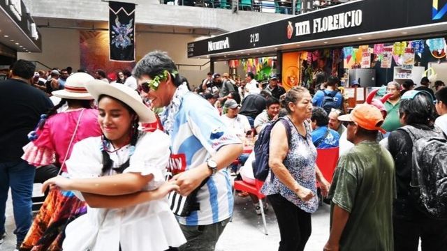 Música, baile, tradiciones y confraternidad caracterizaron la celebración de este Jueves de Compadres en el Mercado Municipal “6 de Agosto”.