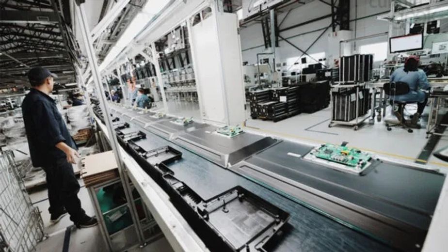 Una reconocida empresa de electrodomésticos finalizó el contrato de 45 operarios y suspendió a otros 70