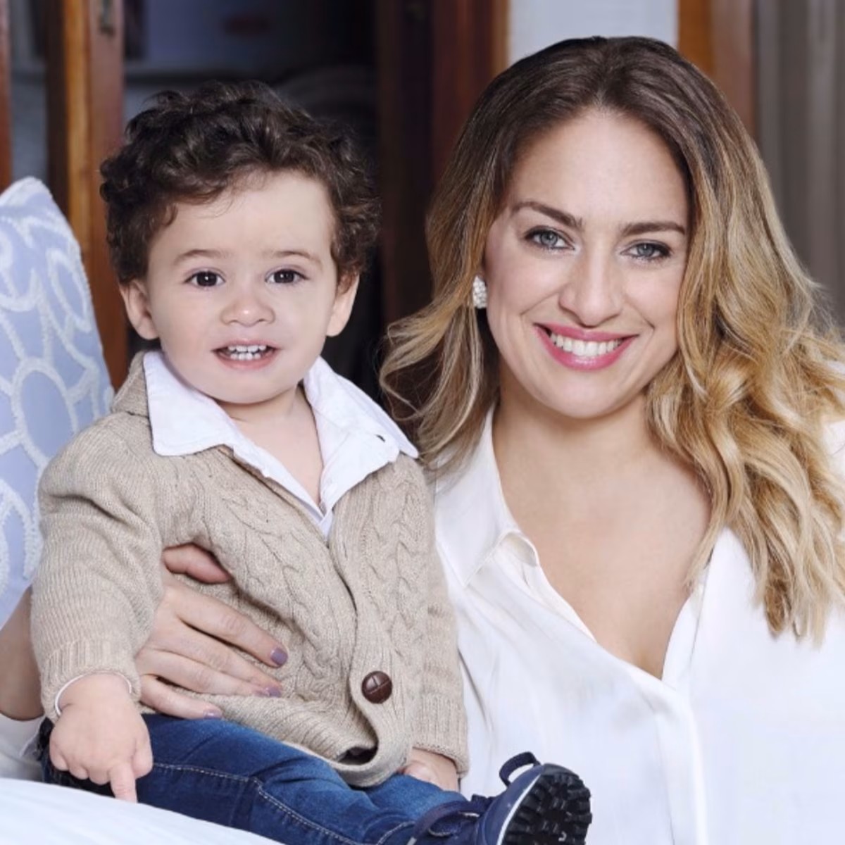 María Julia Oliván y su hijo.