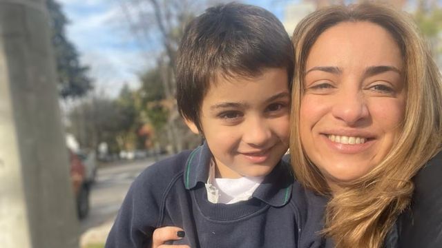 María Julia Oliván y su hijo.