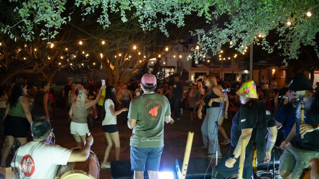 Habrá música para bailar, comida y bebida en el predio, además de pañuelos y albahaca; el circuito continúa con comadrazgo y chayas hasta el martes 17.