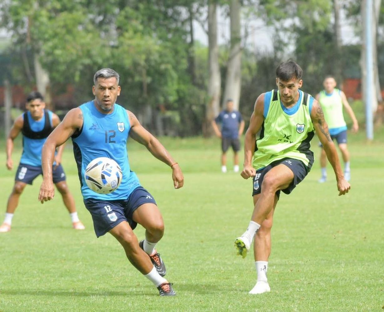 “Ya nos alistamos para el debut oficial”, aseguró Hugo Soria (izq.), hombre que puede desempeñarse como mediocentro defensivo o mediocampista central.