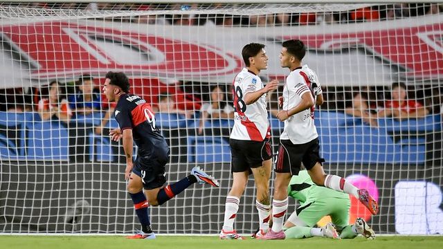 Suelta el festejo David Romero, el ex Talleres, en la victoria de Tigre sobre River en el Monumental.