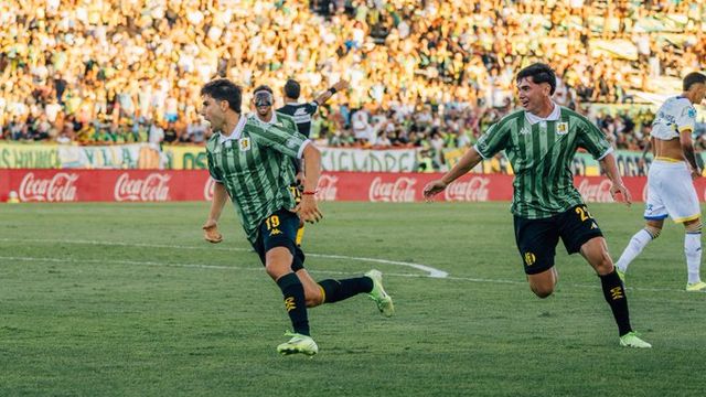 El delantero Nicolás Cordero, ex Instituto, y un golazo para Aldosivi contra Rosario Central.