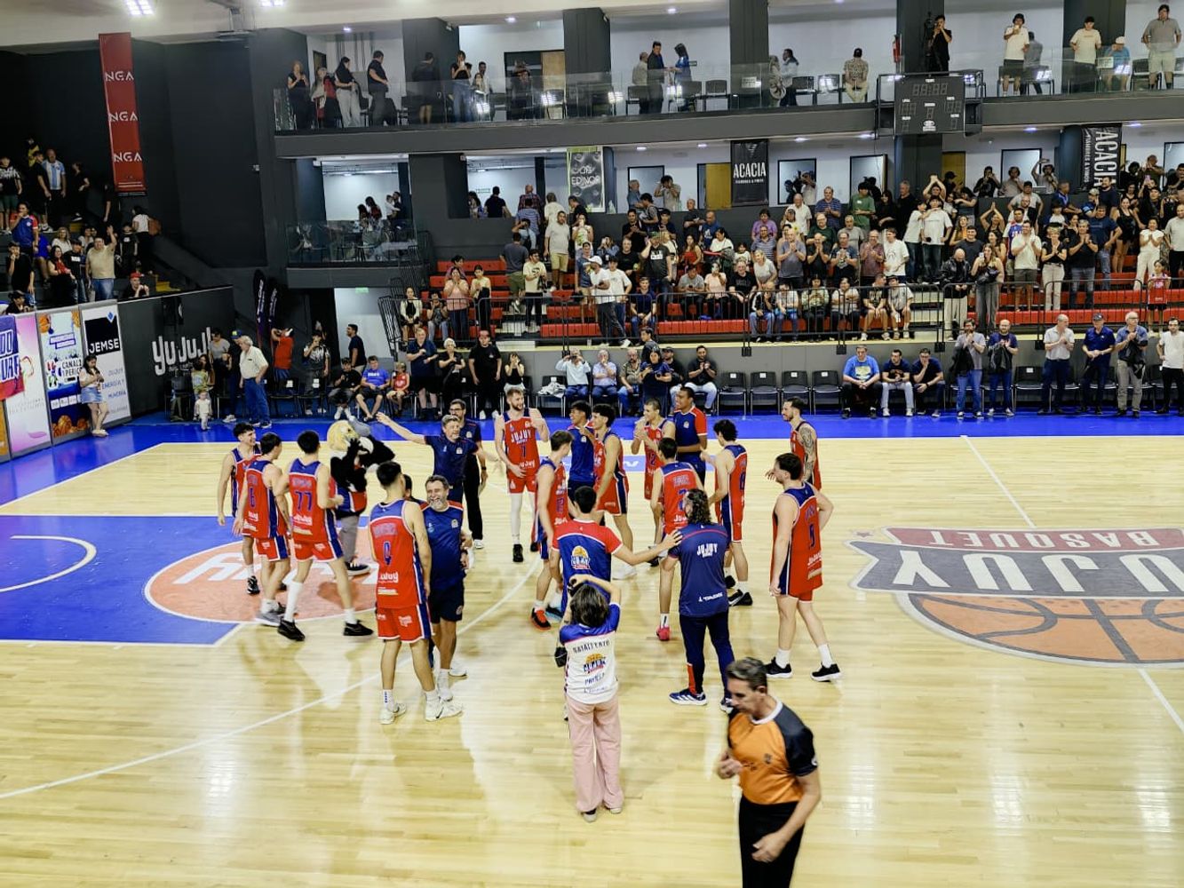 Cuando el público comenzaba a retirse del estadio, en el campo de juego continuaba el festejo por la victoria, lo que grafica la importancia de lo hecho este viernes por Jujuy Básquet.