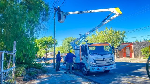 Los trabajos en Avenida Argentina se suman al operativo integral para revisar el alumbrado existente y aplicar mejoras según demanda vecinal.